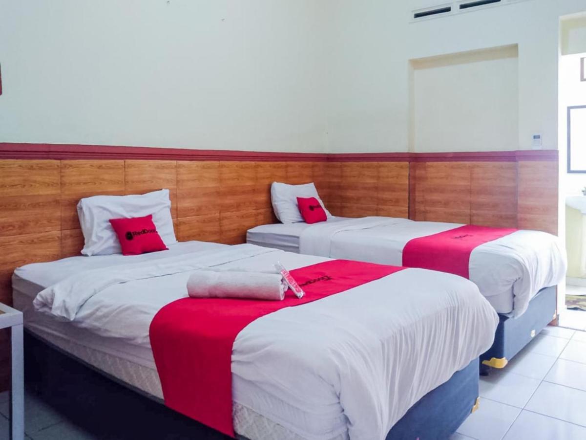 Reddoorz Syariah At Griya Soeratin Pacitan Hotel Exterior photo