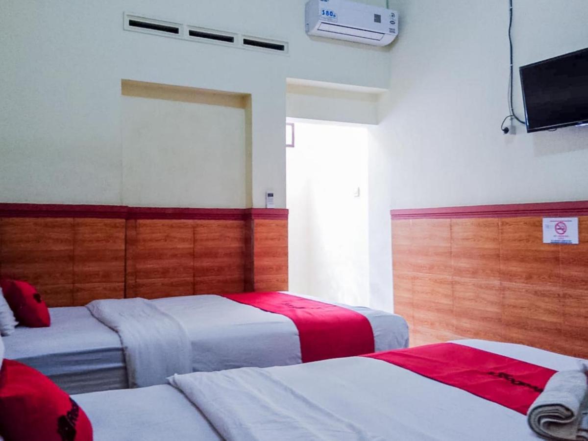 Reddoorz Syariah At Griya Soeratin Pacitan Hotel Exterior photo