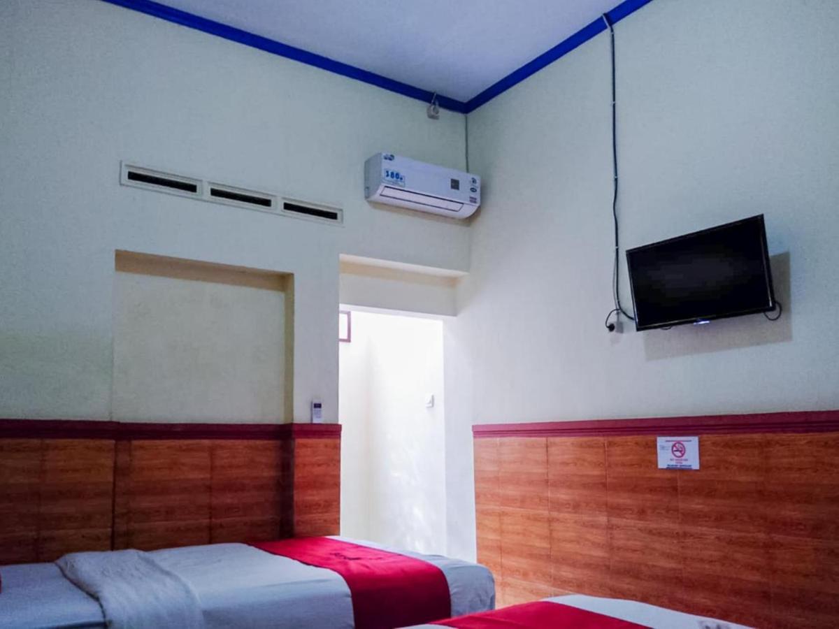 Reddoorz Syariah At Griya Soeratin Pacitan Hotel Exterior photo