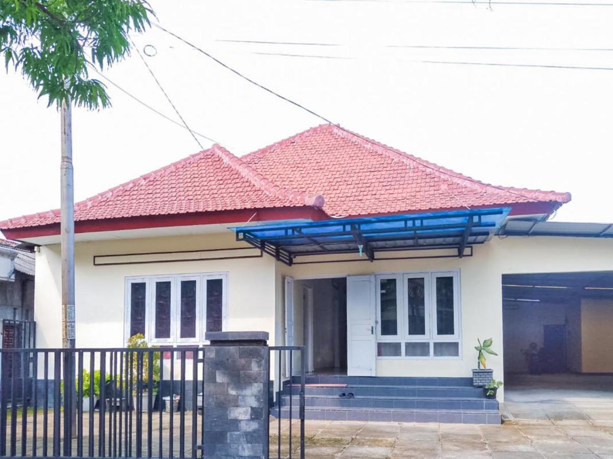 Reddoorz Syariah At Griya Soeratin Pacitan Hotel Exterior photo