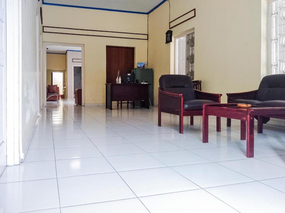 Reddoorz Syariah At Griya Soeratin Pacitan Hotel Exterior photo