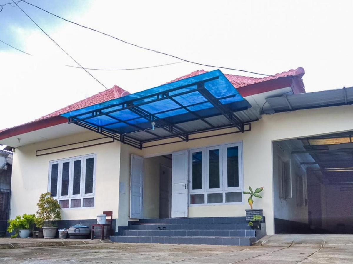 Reddoorz Syariah At Griya Soeratin Pacitan Hotel Exterior photo