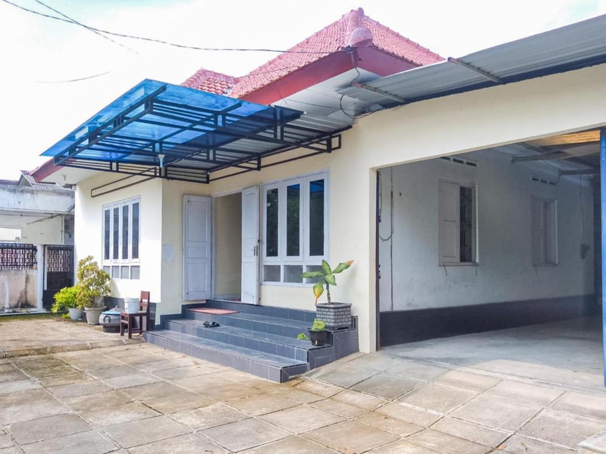 Reddoorz Syariah At Griya Soeratin Pacitan Hotel Exterior photo