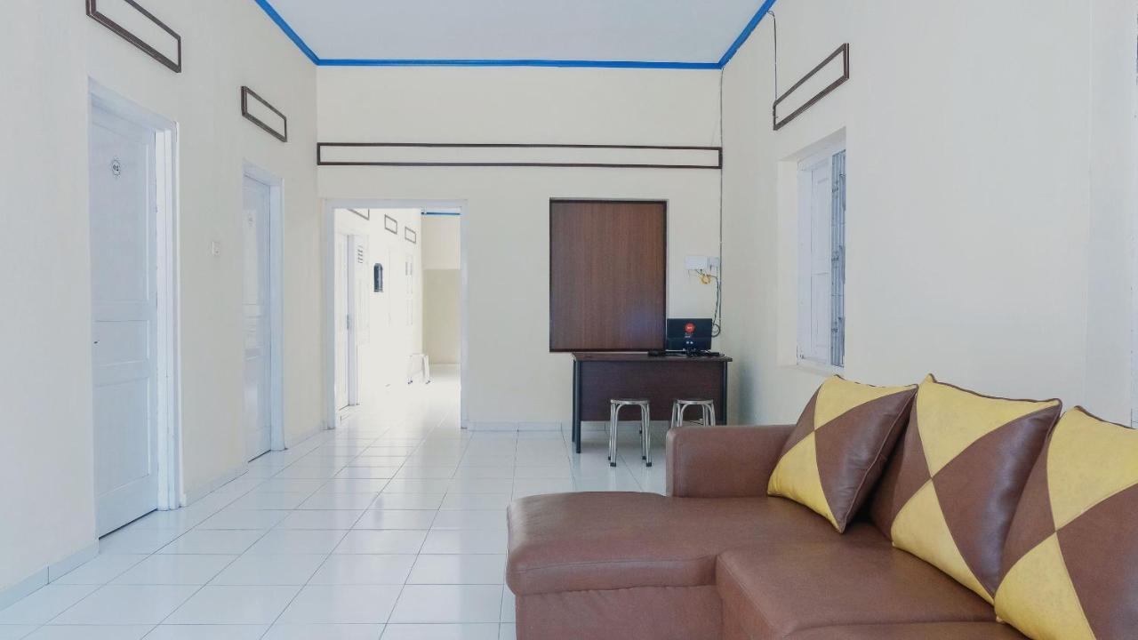Reddoorz Syariah At Griya Soeratin Pacitan Hotel Exterior photo