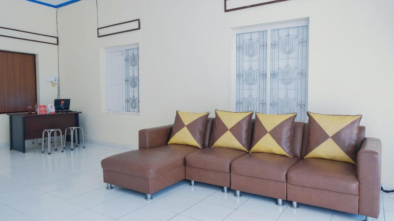 Reddoorz Syariah At Griya Soeratin Pacitan Hotel Exterior photo