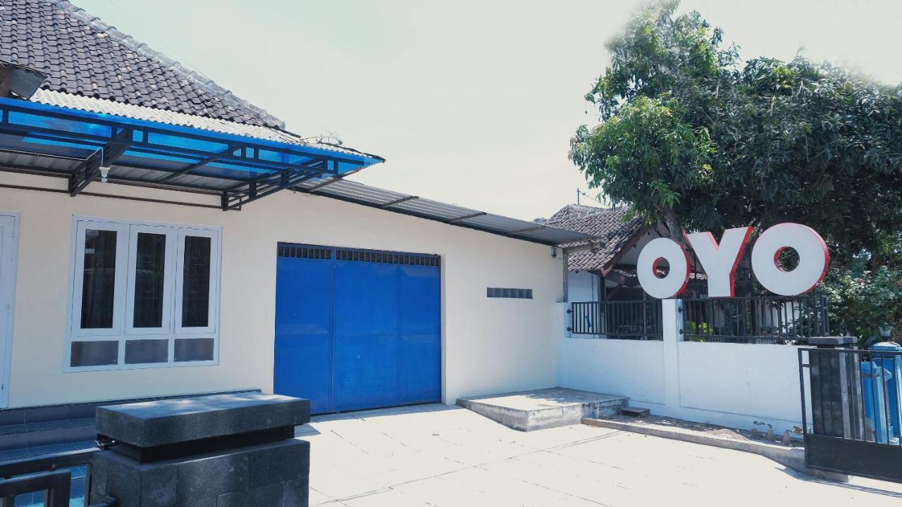 Reddoorz Syariah At Griya Soeratin Pacitan Hotel Exterior photo